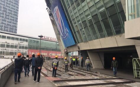 图片报：拜仁本该在上周末和穆勒谈续约，但因大雪天气而推迟《图片报》报道，拜仁原本应该在上周末和穆勒谈续约，但慕尼黑的严重降雪推迟了这件事。